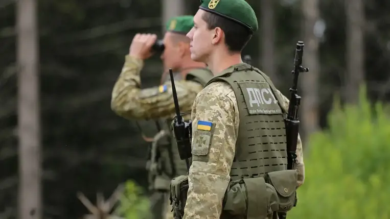 Kárpátalján a határőrök figyelmeztető lövések leadásával fogtak el két férfit, akik cigarettát akartak átjuttatni Romániába.