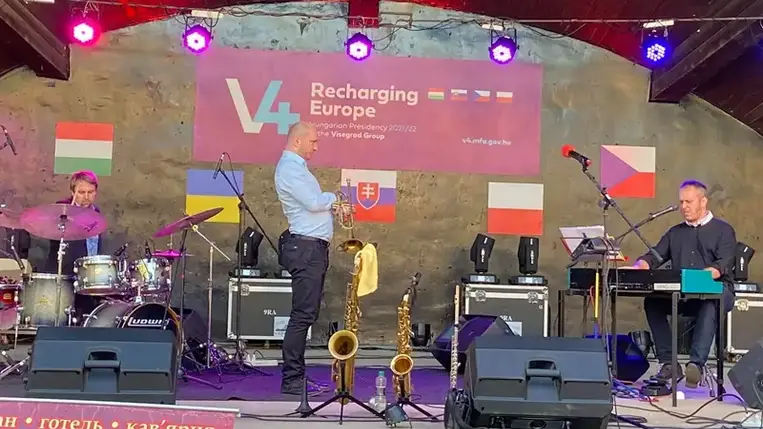 Szeptember első hétvégéjén a Vérke-parti város jazz-zenétől volt hangos. Magyarország Beregszászi Konzulátusának szervezésében ugyanis ekkor valósulhatott meg az I. V4 Nemzetközi Jazzfesztivál.