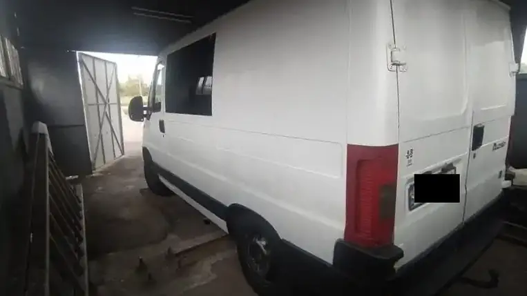 Elvesztette egy 22 éves cigarettacsempész kisbuszát a mezőkaszonyi a határátkelőn. Fotó: Ukrán Állami Határszolgálat