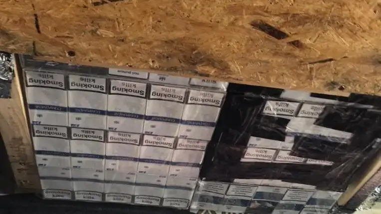 A férfi a mikrobusz szerkezeti üregeibe, illetve a jármű mennyezetébe rejtette el a csempészett dohányt.