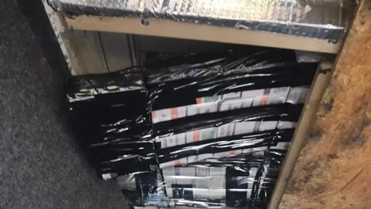 A férfi a mikrobusz szerkezeti üregeibe, illetve a jármű mennyezetébe rejtette el a csempészett dohányt.