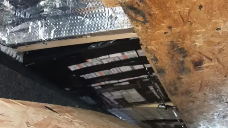 A férfi a mikrobusz szerkezeti üregeibe, illetve a jármű mennyezetébe rejtette el a csempészett dohányt.