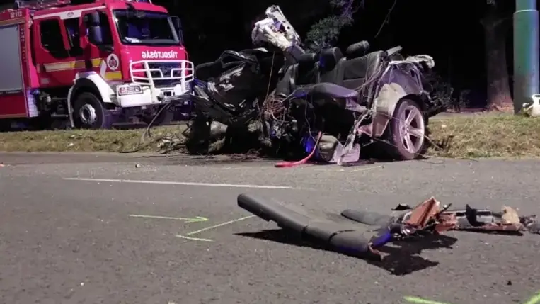 Kettészakadt egy kocsi a horrorbalesetben, ketten meghaltak (Fotó)