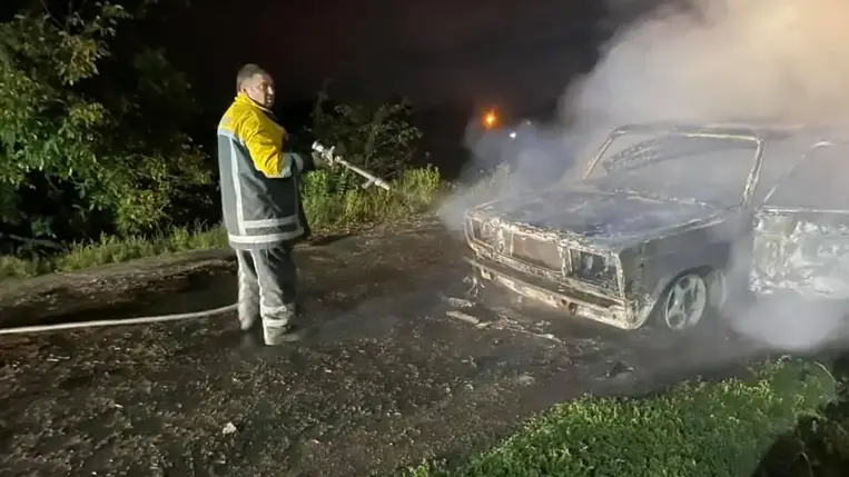 Haláboron menet közben kigyulladt egy személygépkocsi. Fotó: Mezővári Egyházi Önkéntes Tűzoltóság
