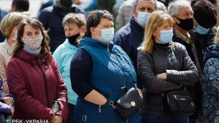 Ukrajnában a szombati adatok szerint az egy nap alatt feljegyzett új fertőzöttek száma meghaladta a nyolcezret, közülük több mint kétezren kórházi ápolásra szorulnak, amiből arra lehet következtetni, hogy gyorsan nő az új fertőzöttek száma.