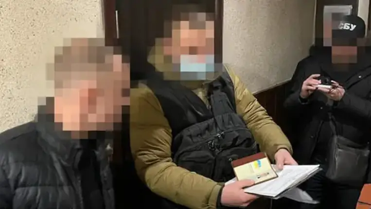 Ukrajnában öt rendőr rendszeresen verte a fogvatartottakat és zsarolta őket.