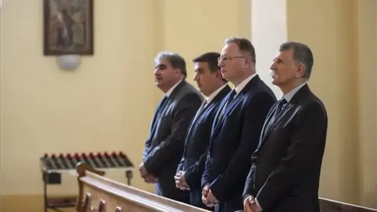 Kövér László, az Országgyűlés elnöke (j), Skuczi Nándor, a Nógrád Megyei Közgyűlés elnöke (j2), Becsó Károly (j3) és Balla Mihály (j4), a megye fideszes országgyűlési képviselői a XV. Nógrádi Megyenap alkalmából tartott ünnepi szentmisén a Salgótarjáni Római Katolikus Főplébánia Templomban 2021. szeptember 18-án. MTI/Komka Péter