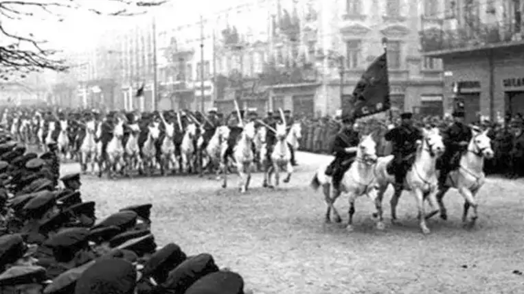 Felszabadító hadjáratnak minősítette az orosz külügyminisztérium a szovjet csapatok 1939. szeptember 17-én megkezdett lengyelországi intervencióját a hivatalos Twitter-oldalán pénteken megjelent összeállításban.  