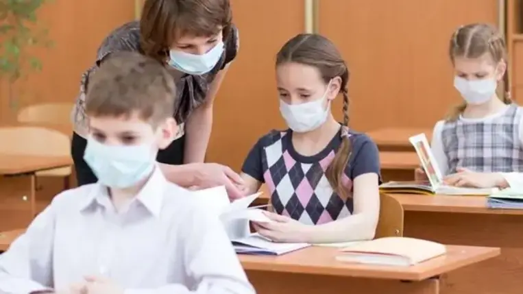 Egy odesszai nő kijelentette, hogy gyermekének a tanár oltása miatt fáj a feje