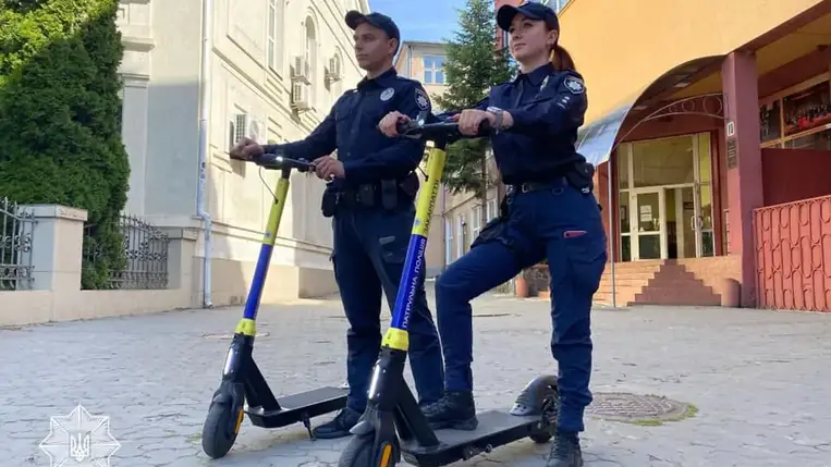Kárpátalján elindult Ukrajna első elektromos roller-járőrözése