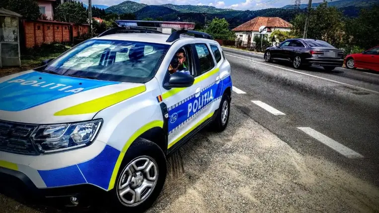 Kizuhantak az ikrek az ablakon a tizedikről, miközben az anyjuk a Facebookon élőzött