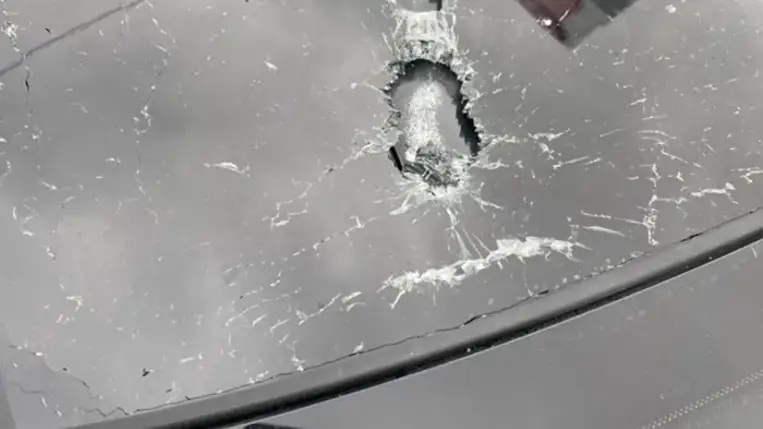 Ismeretlenek tűz alá vették Zelenszkij főtanácsadójának a szolgálati autóját Kijev környékén, a sofőr megsebesült.