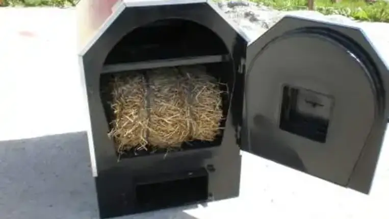 Több gazda is feltette a kérdést, hogy nem lehetne-e a családi házakat fűteni a szalmával? Ugyanis a lakossági földgáz ára elvileg fixálva van a fűtési szezon végéig, de a helyzet nagyon bizonytalan. Ráadásul a tűzifa beszerzése is egyre nehezebb és drágább. Címlapképünk illusztráció. Fotó: Internet