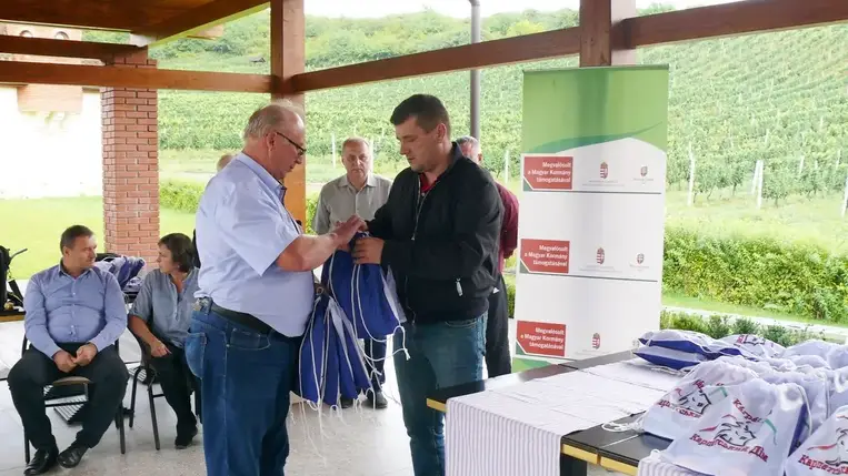 Tanszerekkel segít a KárpátHáz civil szervezet