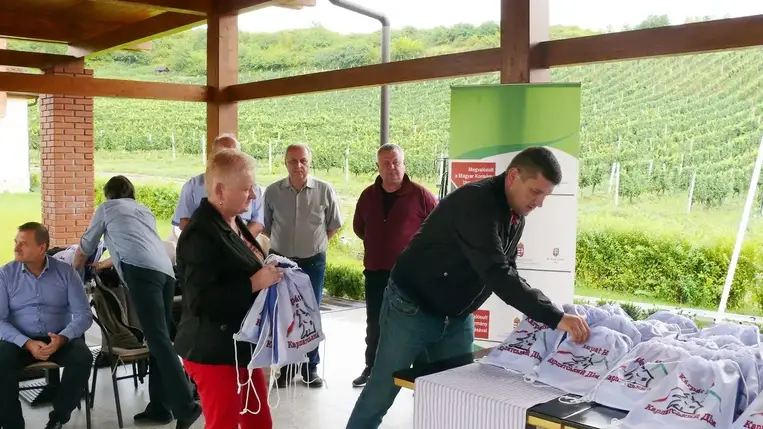 Tanszerekkel segít a KárpátHáz civil szervezet