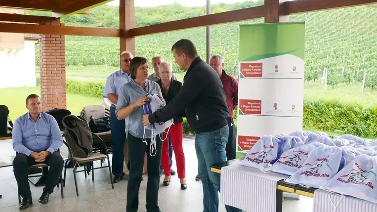 Tanszerekkel segít a KárpátHáz civil szervezet