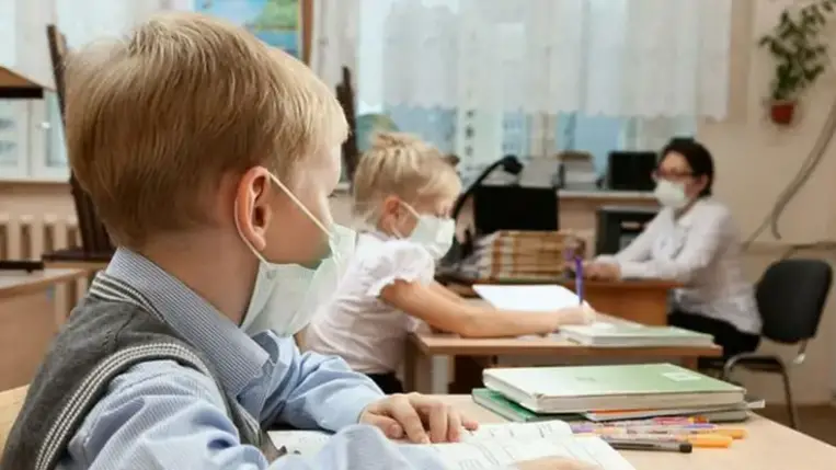 Vörös karanténzóna esetén távoktatásra térnek át az iskolák Ukrajnában