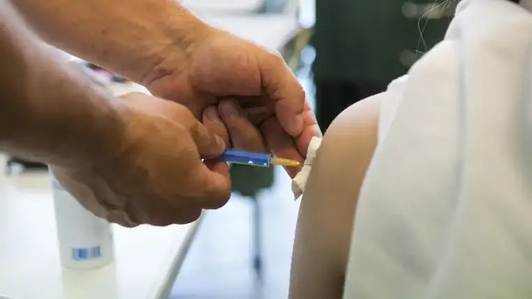 Biden vezetése alatt március óta 15 millió vakcinát dobtak ki Amerikában