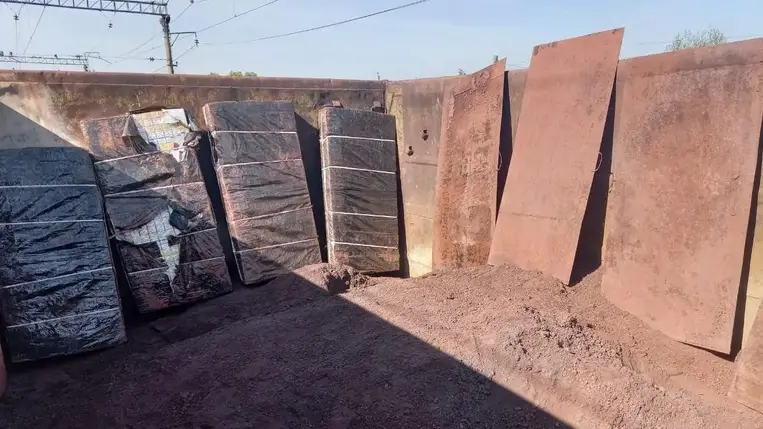 Csempészcigarettát fedeztek fel a teherszállító vonatban Kárpátalján