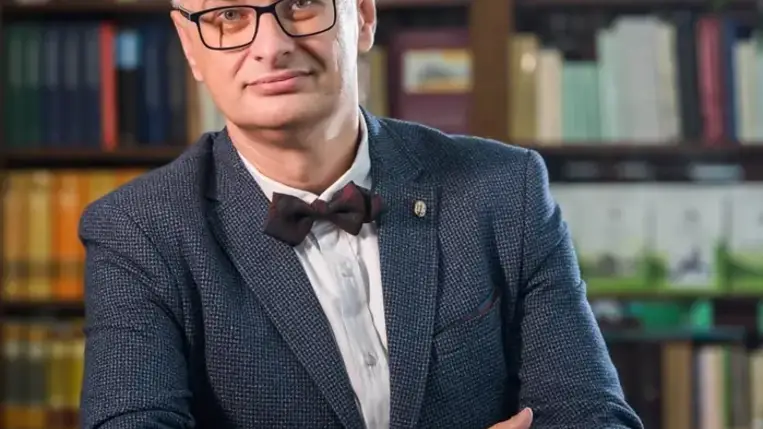 Zubánics László Kárpátalja-szerte ismert közszereplő. A történelemtudományok kandidátusa, az Ungvári Nemzeti Egyetem Ukrán-Magyar Oktatási-Tudományos Intézetének igazgatóhelyettese, közel egytucat könyv szerzője, az Ukrajnai Magyar Demokrata Szövetség elnöke.