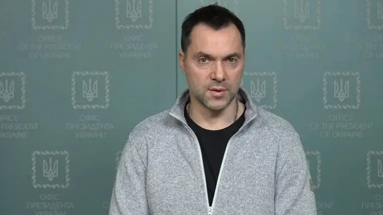 Aresztovics: Az ukrán hadsereg több helyen áttörte a frontvonalat