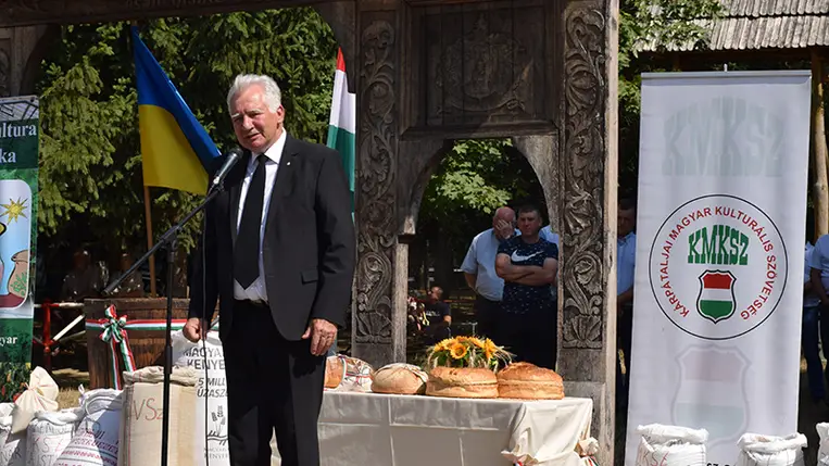 Búzaösszeöntés Nagydobronyban. Fotó: Kovács Elemér