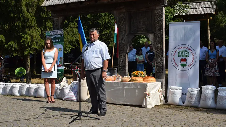 Búzaösszeöntés Nagydobronyban. Fotó: Kovács Elemér