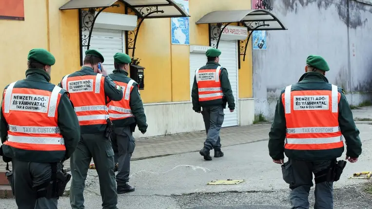 Hamisított állatútlevelekkel akartak kutyákat behozni Beregsuránynál