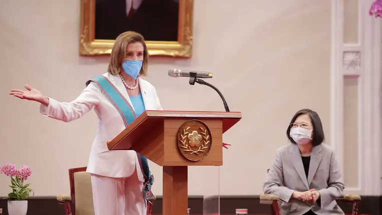 Nancy Pelosi szerint az a baj a tajvani látogatásával, hogy ő NŐ