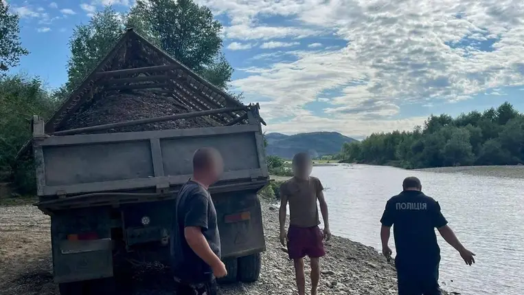 Illegális kavicskitermelést lepleztek le a Beregszászi járásban