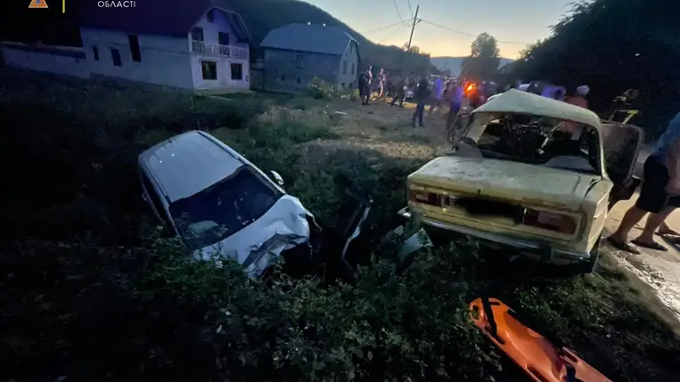 Kárpátalján egy VAZ és egy Kia Sportage személygépkocsi ütközött össze, mely során ketten meghaltak, hárman pedig kórházba kerültek.