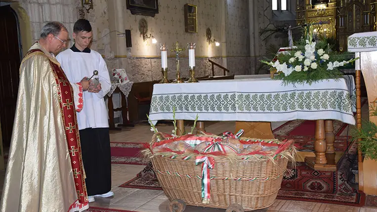 A szentmise nemzeti imánk eléneklésével ért véget, majd az új kenyér megszentelésére és megszegésére került sor.