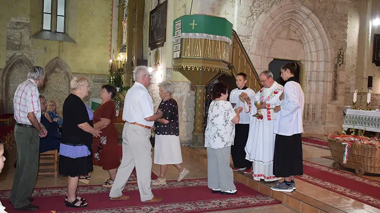 A szentmise nemzeti imánk eléneklésével ért véget, majd az új kenyér megszentelésére és megszegésére került sor.