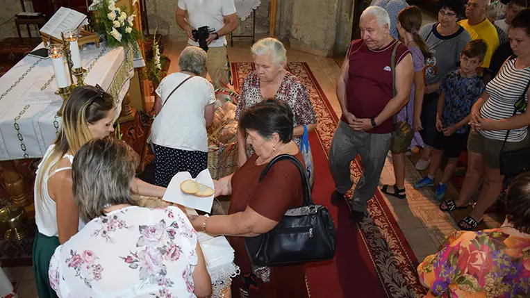 A szentmise nemzeti imánk eléneklésével ért véget, majd az új kenyér megszentelésére és megszegésére került sor.