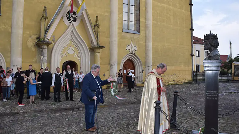 A beregszászi Szerb kenyér pékség által felajánlott kenyerek megszentelését és szétosztását követően csendes koszorúzásra került sor a templom bejáratával szemben álló Szent István -mellszobor előtt