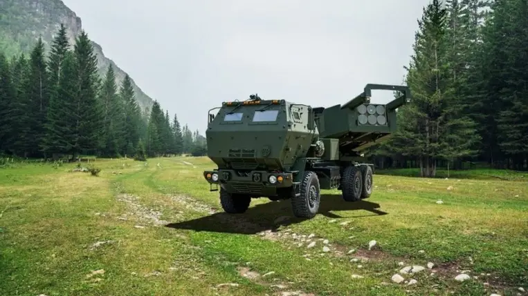 Nagy-Britannia három újabb rakéta-sorozatvetőt ad át Ukrajnának