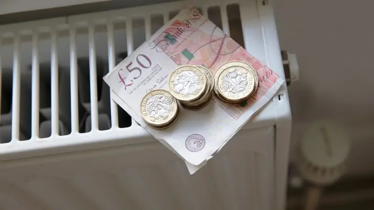 Brutálisan drágul a rezsi Nagy-Britanniában: októbertől 80 százalékkal nőnek az energiaárak