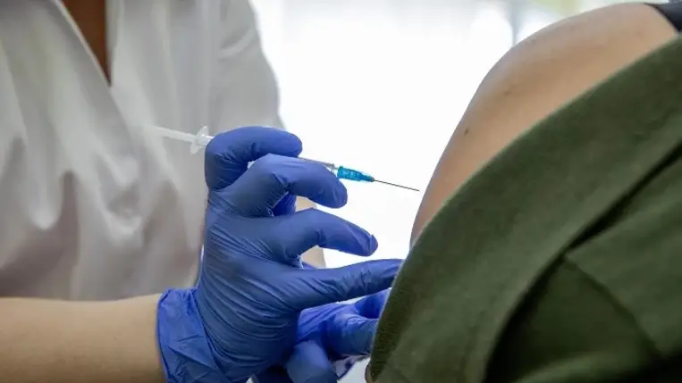 Koronavírus - Nagy-Britanniában engedélyeztek a világon először két variáns ellen hatásos vakcinát