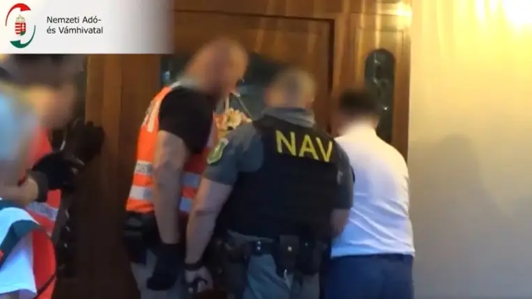 NAV: mintegy 23 millió szál cigarettát találtak a pénzügyőrök a debreceni repülőtérnél