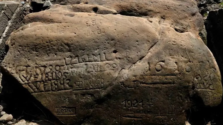 Szörnyű figyelmeztetést üzennek az „éhségkövek” a múltból