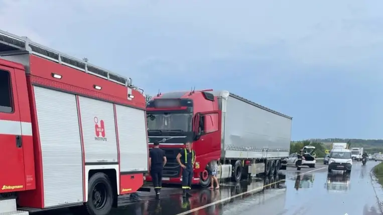 Baleset miatt étolaj került a Kijev-Csap autóútra Kárpátalján