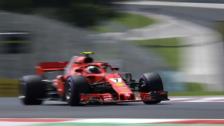 A „cseh Räikkönen” Ferrari-szerű versenygéppel szlalomozott