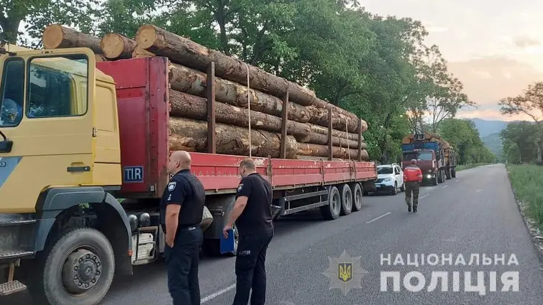 Egyszerre két teherautót foglaltak el a rendőrök Kárpátalján