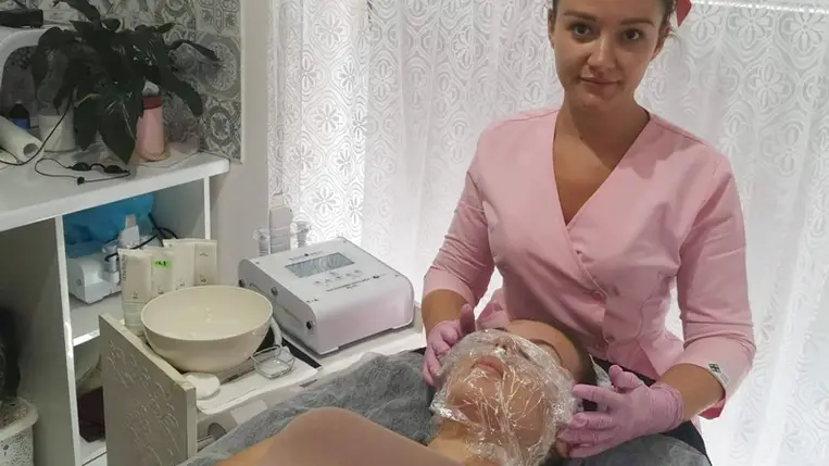 Jacura Renáta a bőrápolás minden csínját-bínját elsajátította, és tudása legjavát nyújtja vendégeinek. 