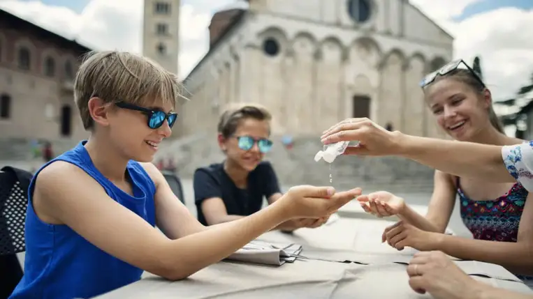  A sminkecseteidet is kitisztítja. Erre használd még a kézfertőtlenítő gélt 