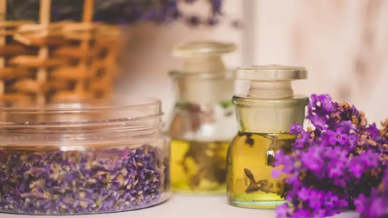  5 szuper dolog, amire használhatod az illatos levendulaolajat 