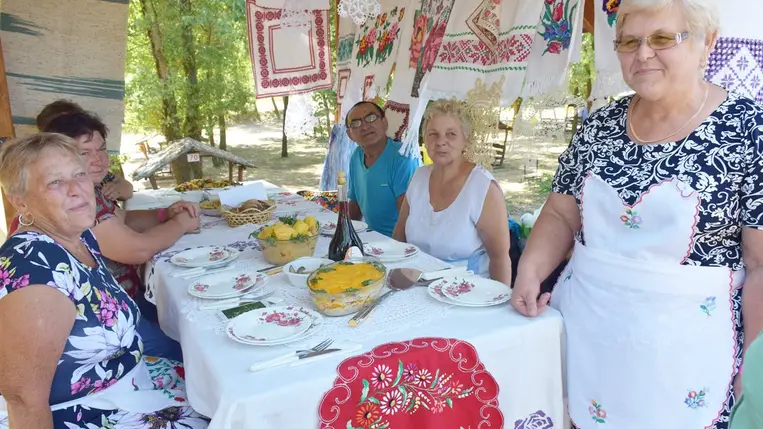 Nemzedékek találkozója a Dédai-tónál