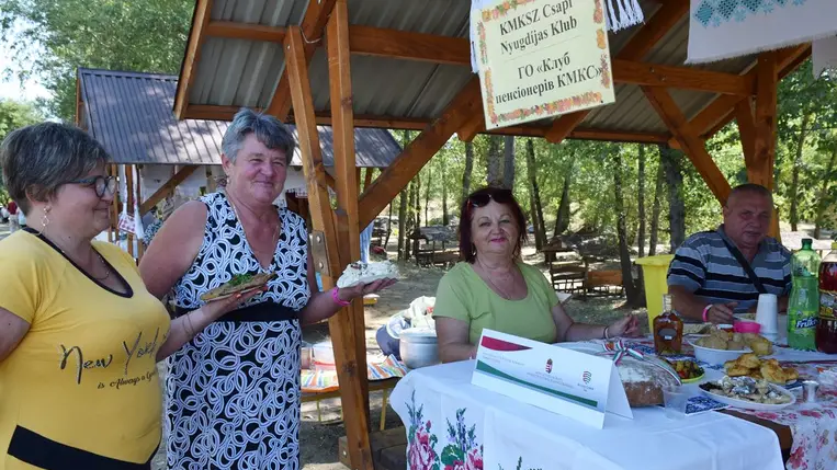 Nemzedékek találkozója a Dédai-tónál