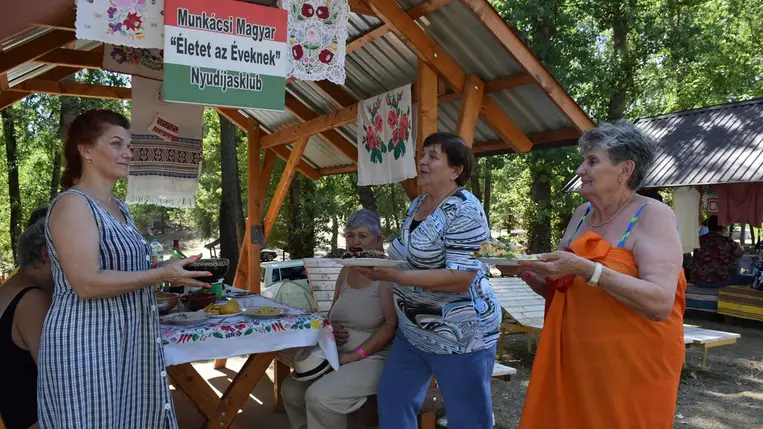 Nemzedékek találkozója a Dédai-tónál