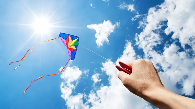 Papírsárkány madzagja vágta el a hatéves kisfiú torkát